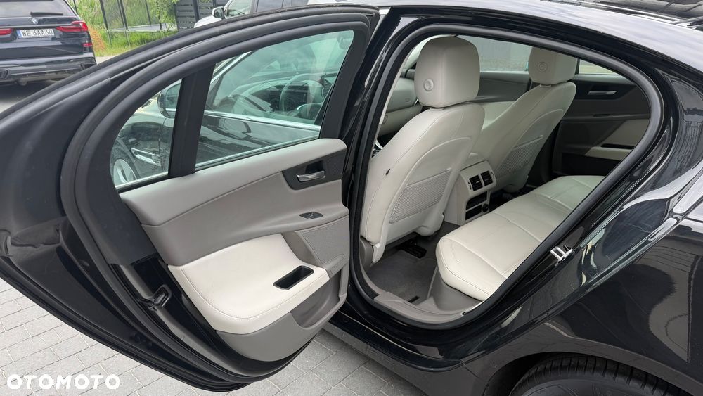 Jaguar XE 2.0 T Prestige - 11