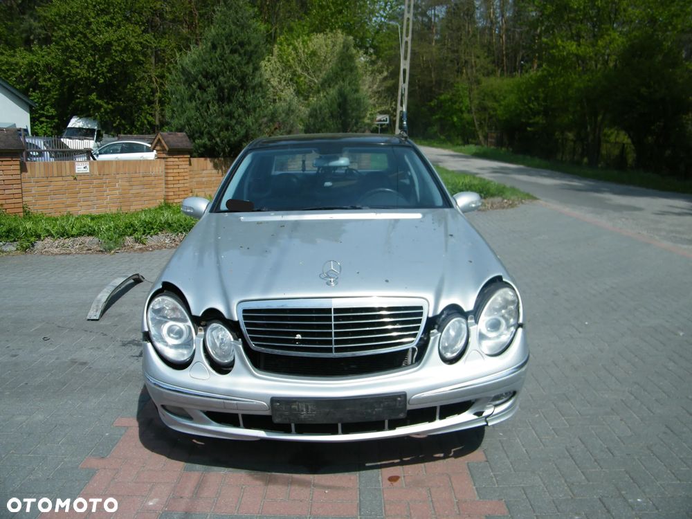 Mercedes – Benz E klasa W211 (02-06r.) 2.7 CDI 176KM. Silnik 647961 (D647961(63S), OM647) Skrzynia 722640 lakier 744 (Srebrny brylantowy- metaliczny). Cały na części. GWARANCJA !!!  Przód Tył Zestaw Komplet Drzwi Klapa Zderzak Błotnik Maska Grill Atrapa Szyba Pas Lampa Lusterko Boczki Fotel Kanapa Kokpit Deska Rozdzielcza Przełącznik Włącznik Sterownik Przewody Wiązka Instalacja Moduł Komputer Czujnik Listwa Pompa Alternator Wtryski Głowica Rozrusznik Kompresor Sprzęgło Dwumas Silnik Skrzynia ABS Klimatyzacji Paliwa Wspomagania Kolektor Turbina Przepustnica Zawór Chłodnica Koło Hak Belka Sanki Zawieszenie Mcpherson Półoś Amortyzator Wydech Tłumik Zacisk Most - 3