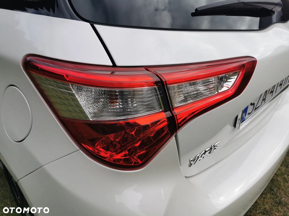 Toyota Yaris Hybrid 100 Selection - 15