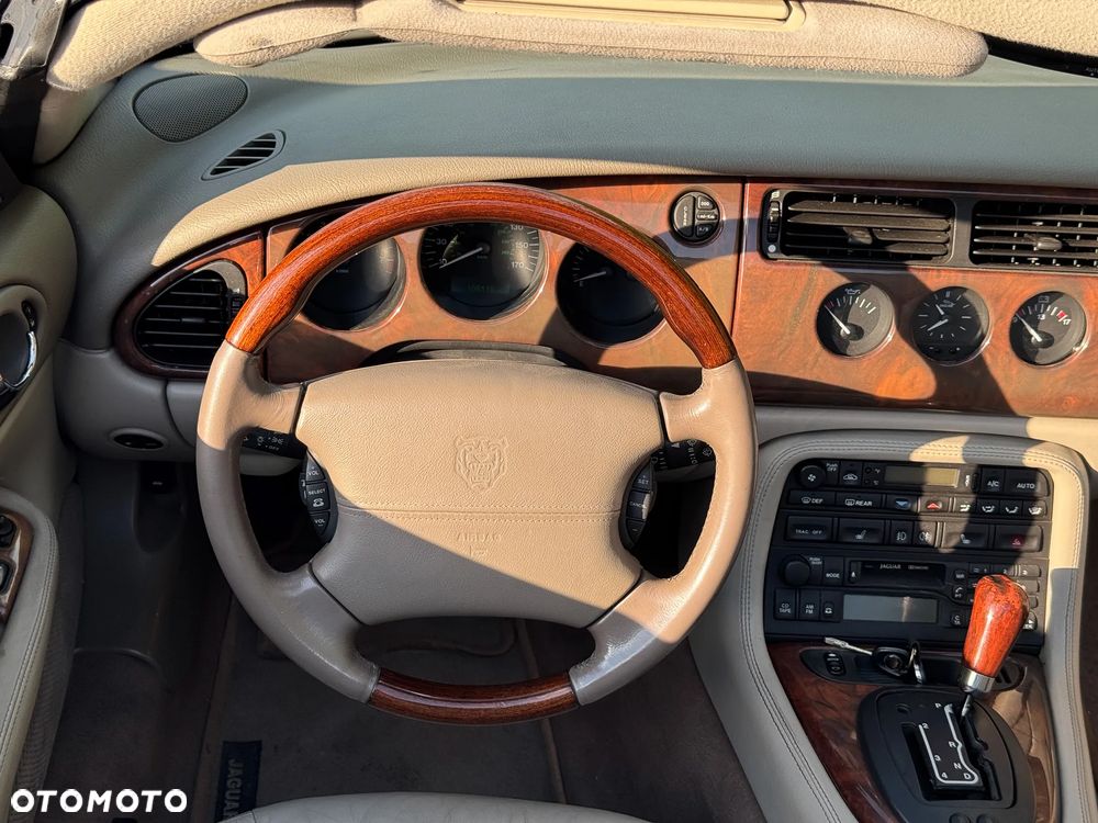 Jaguar XK8 - 30