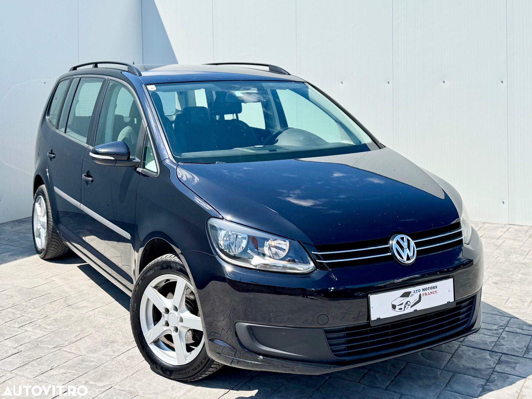 Volkswagen Touran 1.6 TDI Comfortline - 1