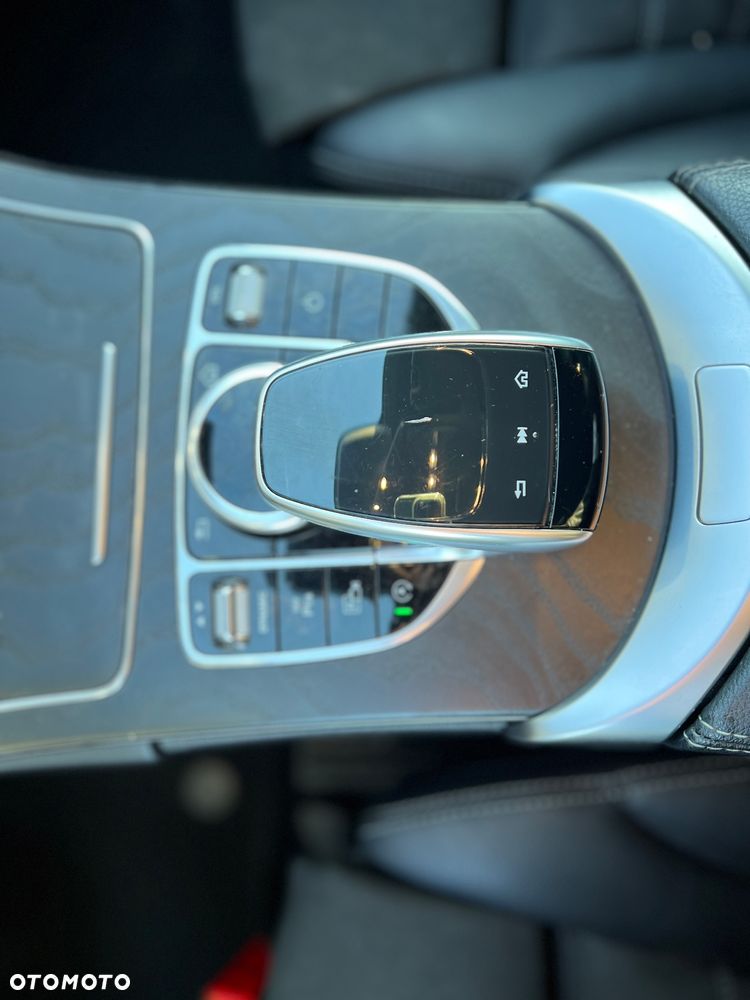 Mercedes-Benz Klasa C 200 4Matic 9G-TRONIC Edition 19 - 28