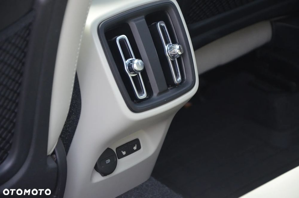 Volvo XC 40 B5 B AWD Ultimate Dark - 18