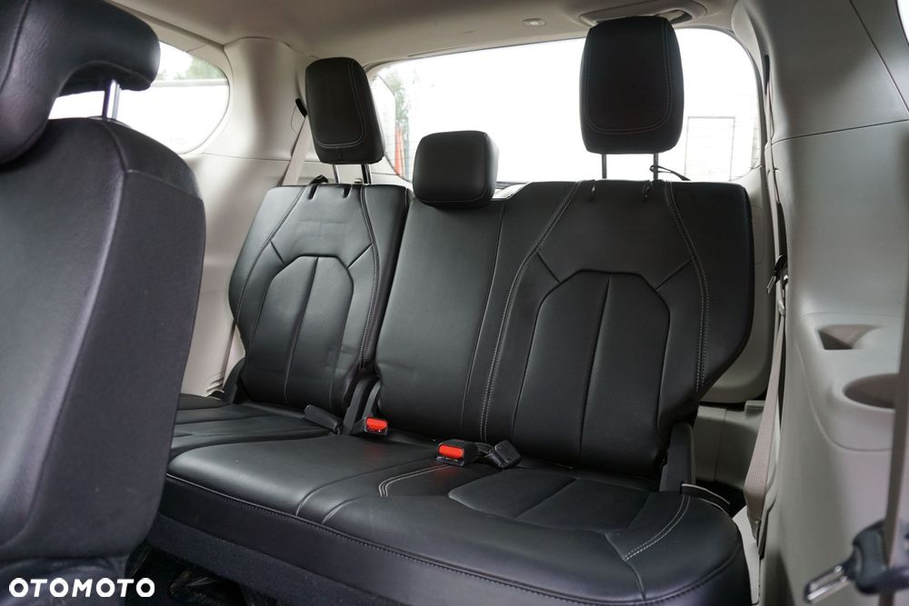 Chrysler Pacifica - 15