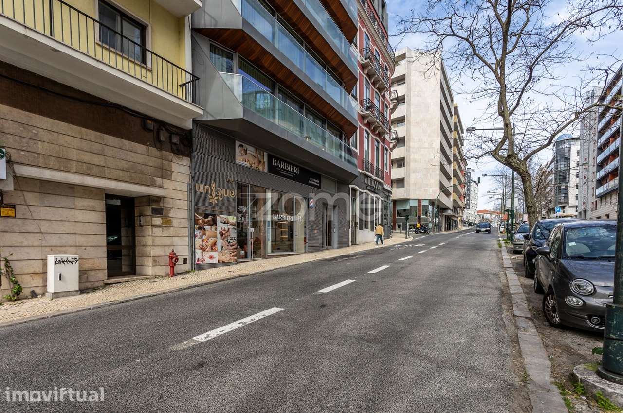 T2 Remodelado na Av. Duque de Loulé, junto ao Marquês de Pombal - Grande imagem: 5/27