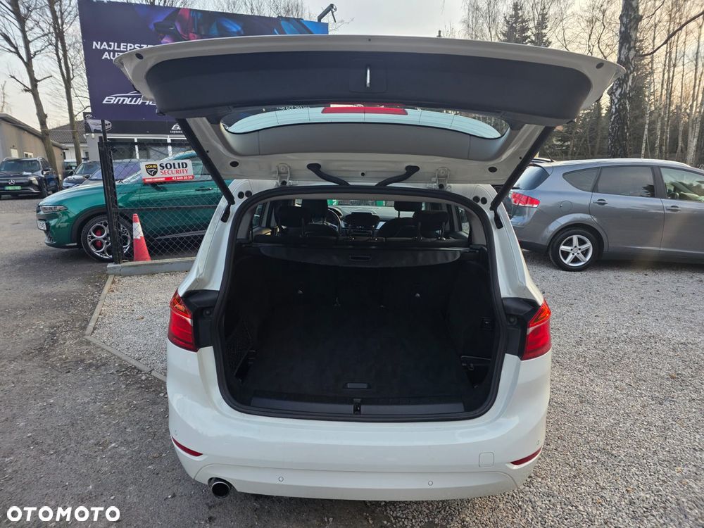 BMW Seria 2 218d - 11