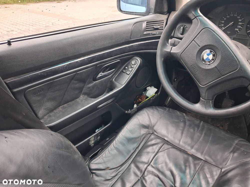 BMW 5 E39 silnik 2.5 TDS M51D25 143 KM skrzynia biegów 23001434452  S5D 2602 dyfer dyferencjał 33101428489  2,64 drzwi klapa maska zderzak błotnik Orientblau Metallic 317 alternator wtrysk przepustnica przepływomierz turbina alternator maglownica pompa wspomagania sprężarka klimatyzacji wentylator sterownik stacyjka moduł silniczek panel przewód wiązka radio konsola wyświetlacz tunel fotel fotele tapicerka skórzana skóra boczek podłokietnik szyba zwrotnica EGR chłodnica pas wzmocnienie lusterko lampa reflektor tłumik wydech halogen hak holowniczy klamka belka sanki mcperson amortyzator sprężyna felga zwrotnica blenda mikrostyk kierownica mechanizm zamek zacisk hamulcowy jarzmo klamka włącznik schowek lewarek wybierak osłona łapa poduszka zbiorniczek rura manetki kolektor pompa ABS NA CZĘŚCI wszystkie części - 16