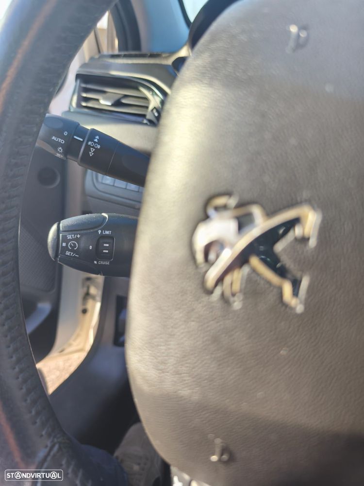 Peugeot 208 1.2 PureTech Signature - 21