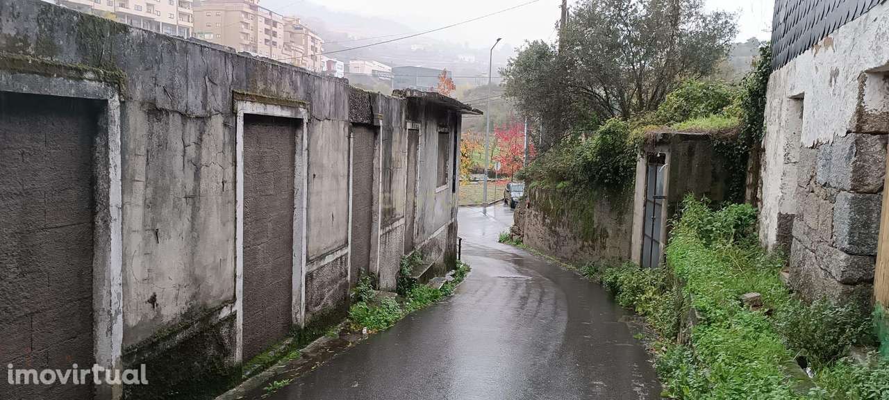 Grande moradia em ruina com terreno junto ao ribeiro, para reconstruçã - Grande imagem: 3/6