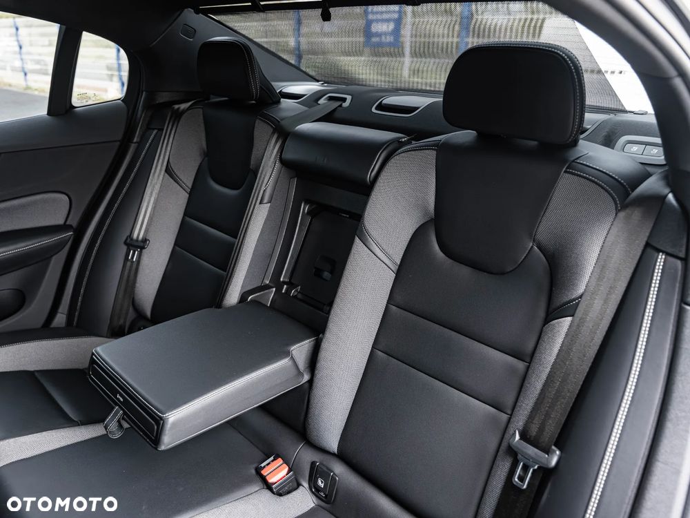 Volvo S60 B4 B DKG Plus Dark - 25