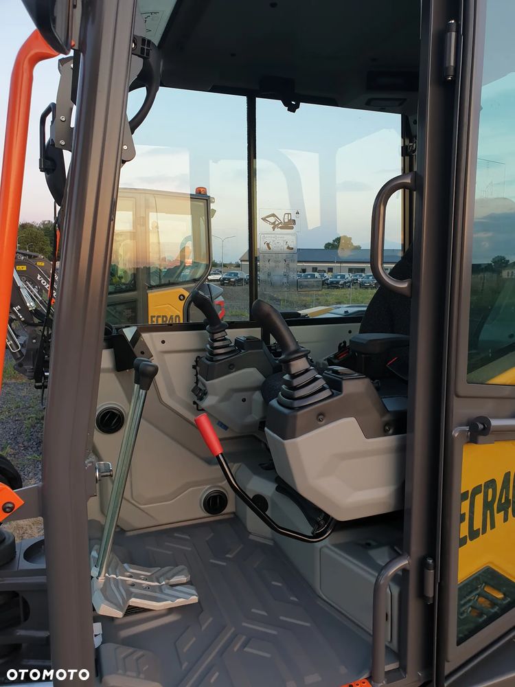 Volvo ECR40F KLIMATYZACJA NOWA DOSTĘPNA OD RĘKI, SZYBKOZŁĄCZE, DŁUGIE RAMIĘ, OBRÓT W OBRYSIE, ŁYŻKI: 300, 600, 1200MM SKARPOWA HYDRAULICZNA STEROWANA Z JOYSTICKA, PŁYWAJĄCY LEMIESZ SPYCHARKOWY - 6