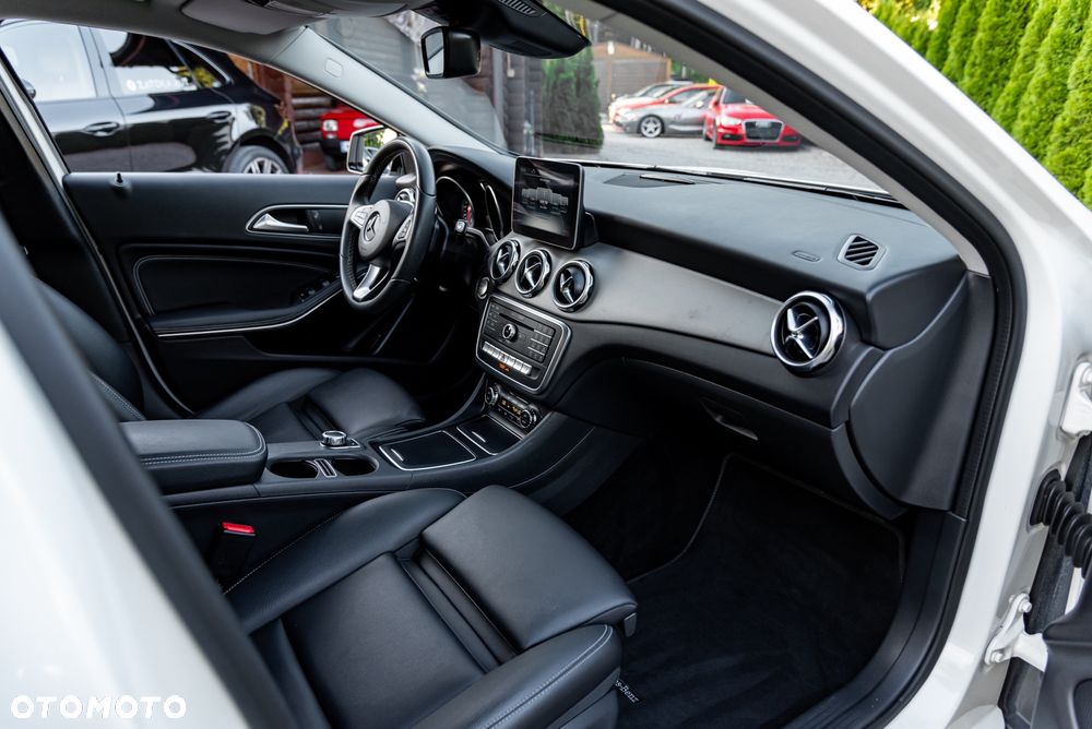 Mercedes-Benz GLA 200 7G-DCT - 25