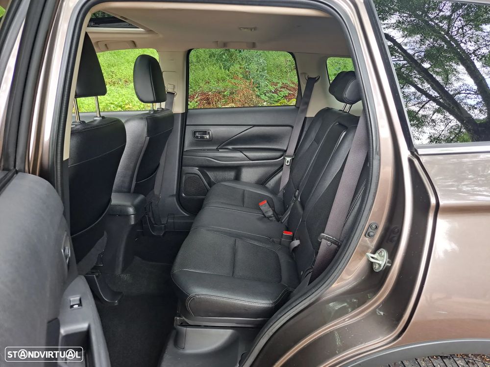 Mitsubishi Outlander 2.2 DI-D Intense - 32