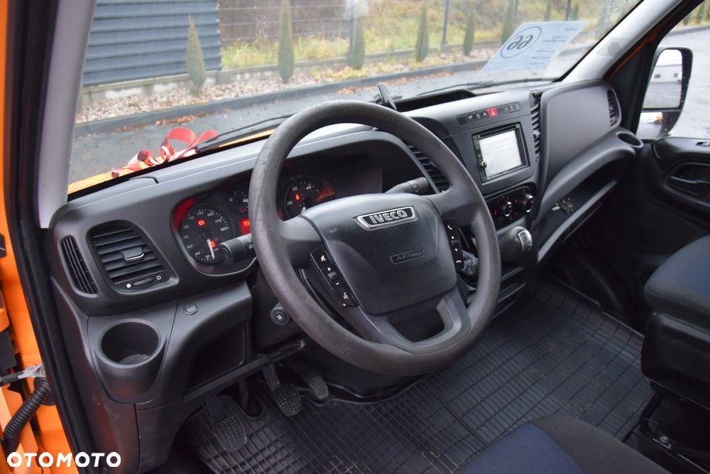 Iveco DAILY 35C16 / 2.3 - 160 KM / BRYGADÓWKA / 6 OSOBOWY / DOSTAWCZE / SKRZYNIA / KLIMA / NAWIGACJA / KAMERA COFANIA / TEMPOMAT / SERWISOWANY / SPROWADZONY - 25