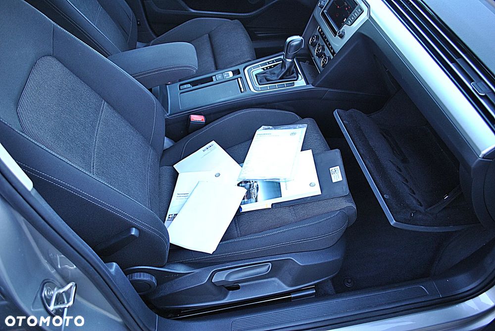 Volkswagen Passat 2.0 TDI SCR DSG Comfortline - 23