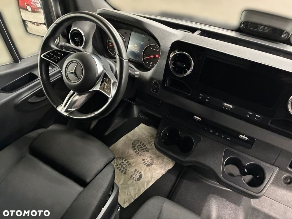 Mercedes-Benz Sprinter - 25