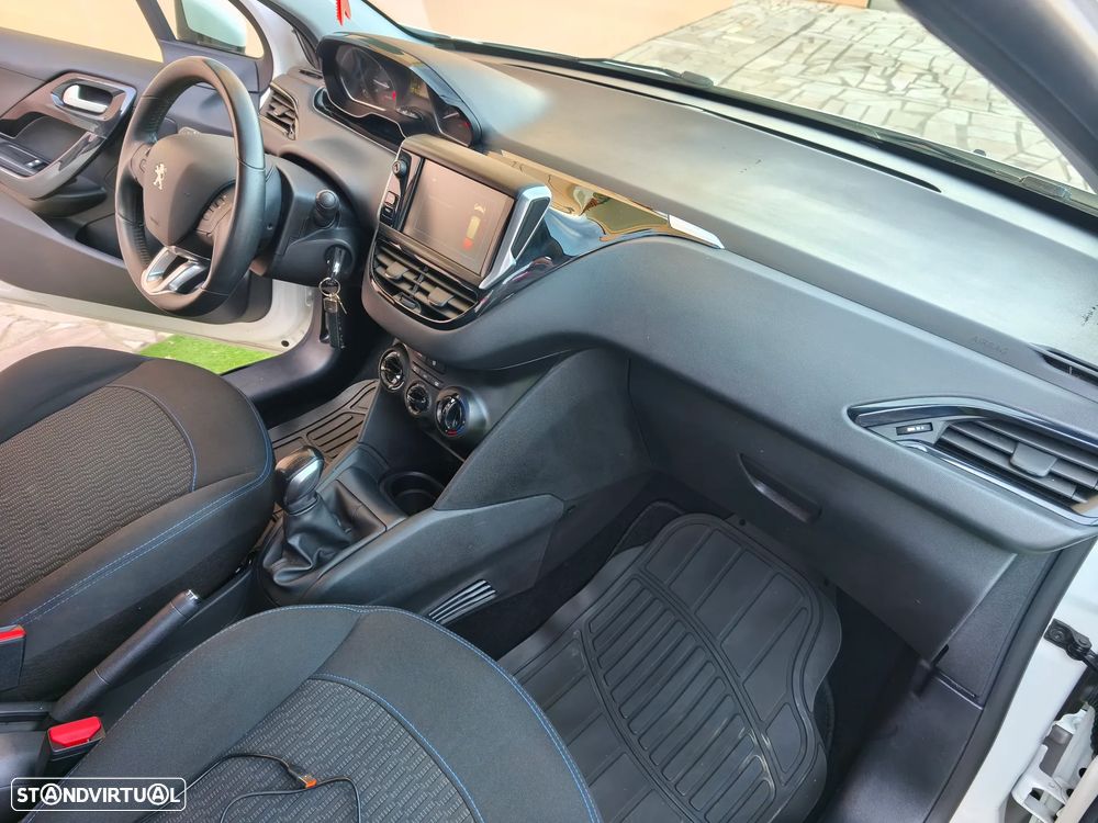 Peugeot 208 1.2 PureTech Signature - 11