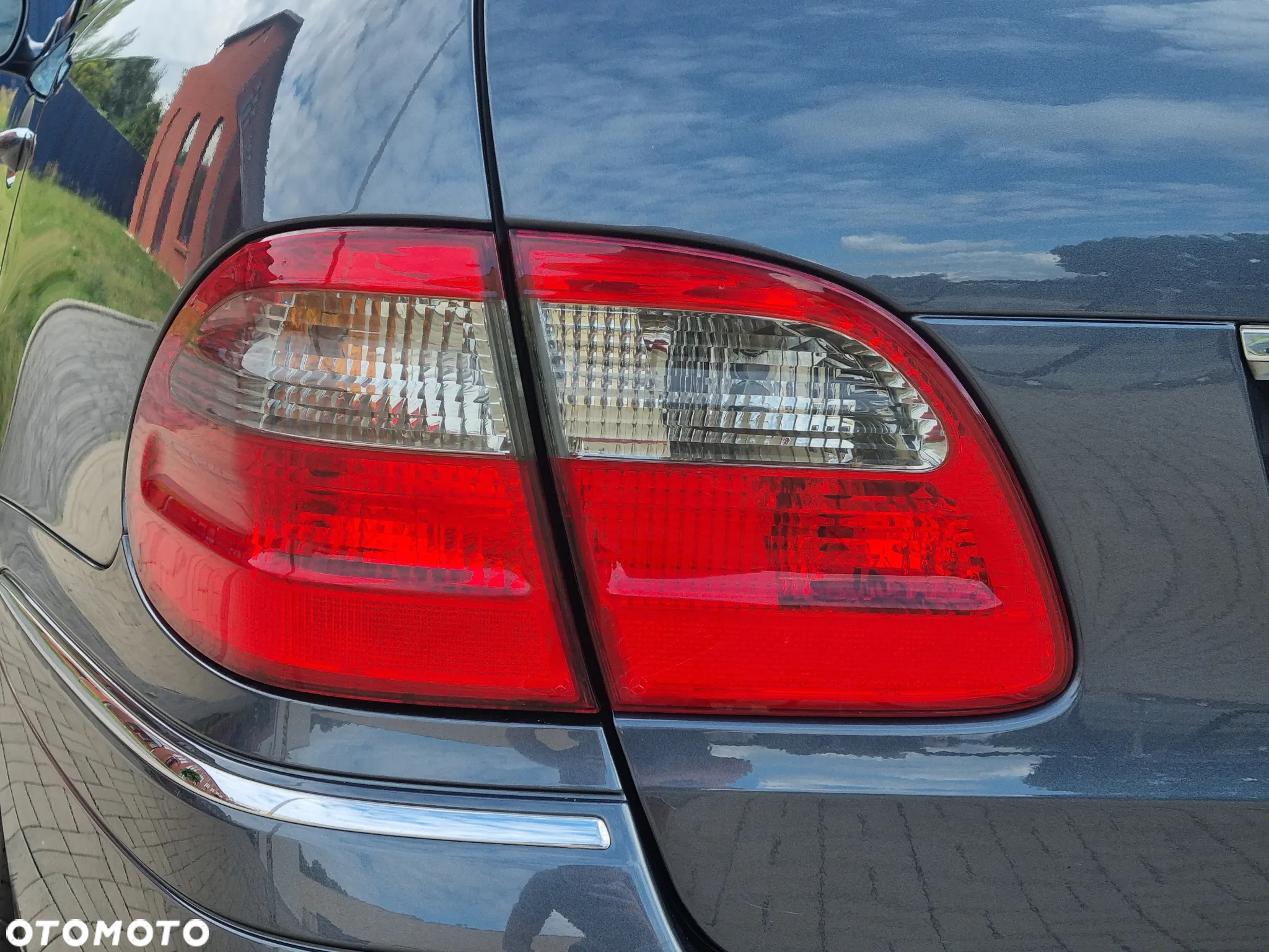 Mercedes-Benz Klasa E 200 T BlueEFFICIENCY 7G-TRONIC Avantgarde - 37