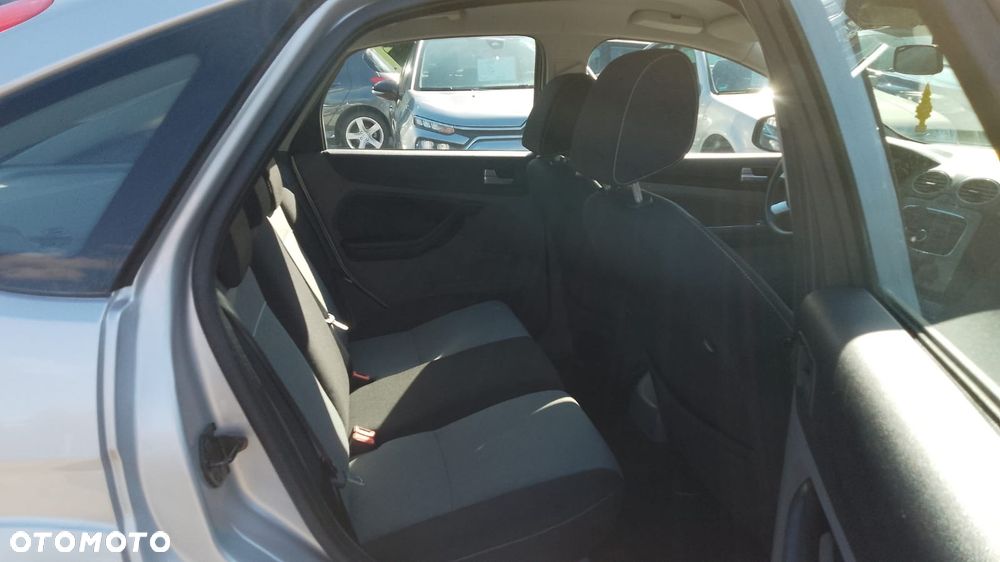 Ford Focus 1.6 Ambiente - 25