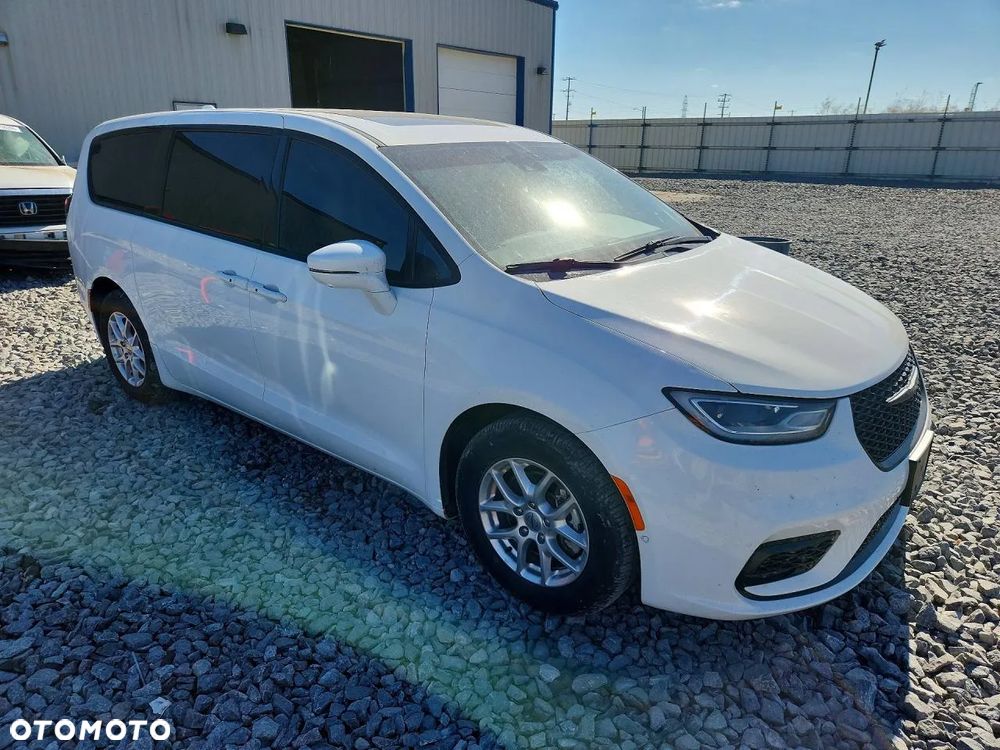 Chrysler Pacifica 2022 photo 2