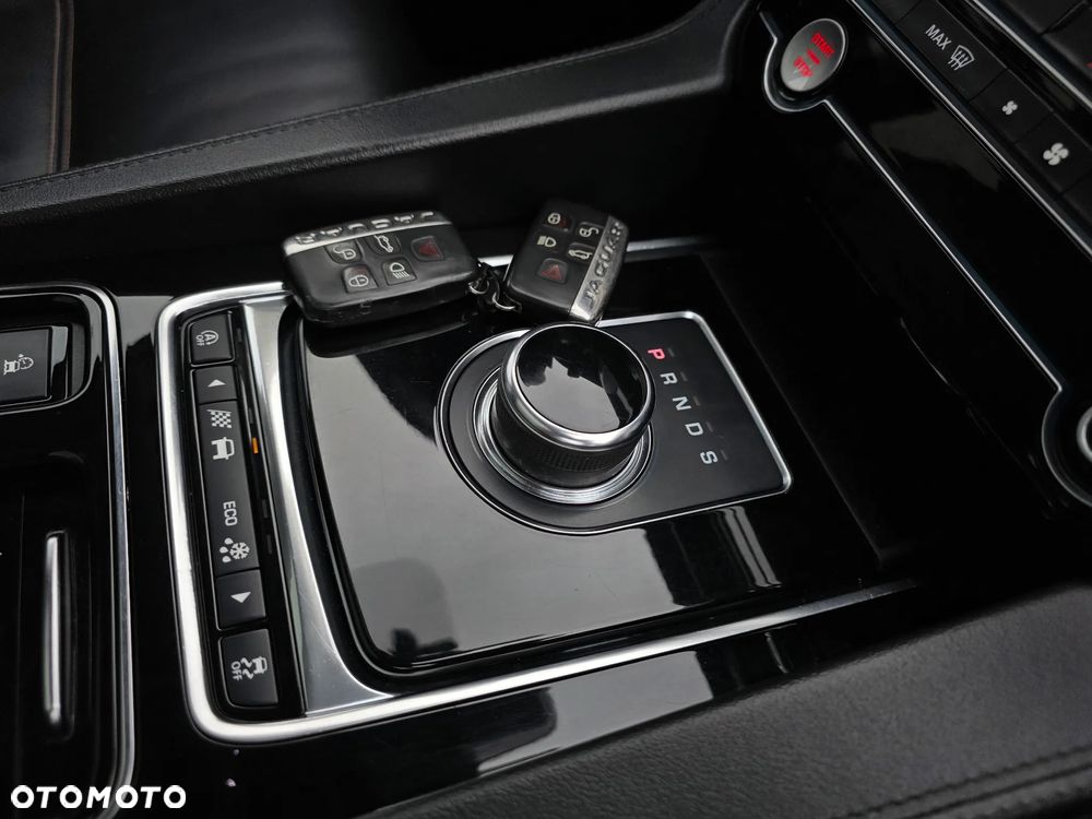 Jaguar F-Pace 20d AWD Prestige - 32