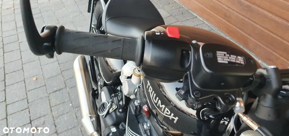 Triumph Bonneville Bobber - 8