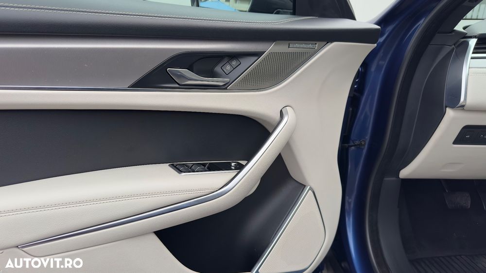 Jaguar F-Pace P250 AWD R-Dynamic SE - 9