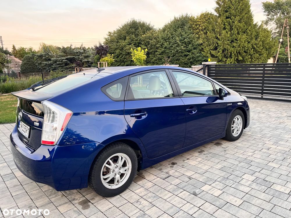 Toyota Prius (Hybrid) - 4