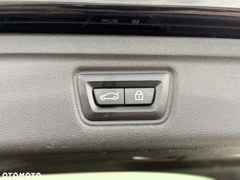 BMW Seria 3 330i Sport Line - 12