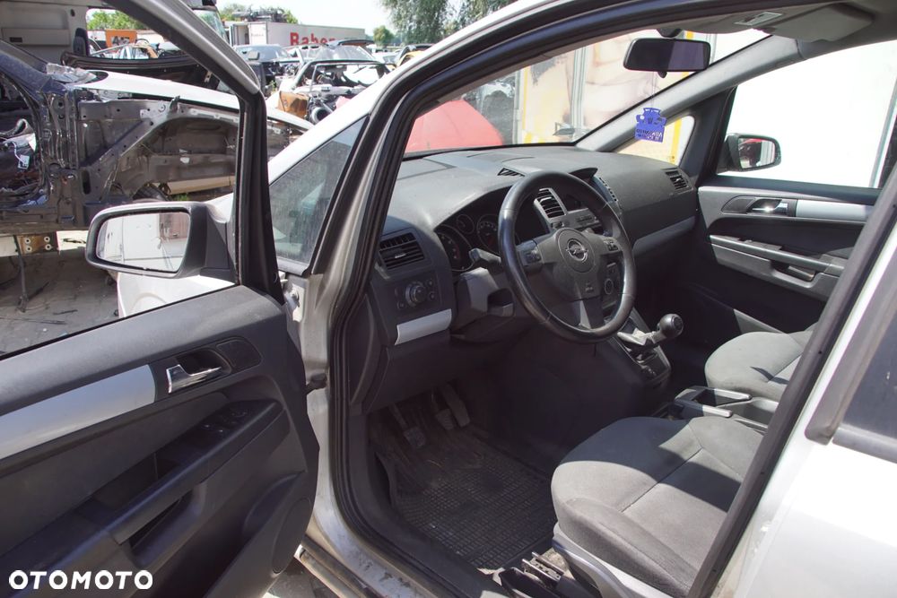 Auto na części - Opel Zafira B 1.8 16V 140 KM Z18XER F17 Z157 2006R Silnik Skrzynia Drzwi Maska Błotnik Zderzak Klapa Lampa Lusterko Klamka Szyba Deska Kokpit Sterownik Moduł Czujnik Licznik Wyświetlacz Panel Kierownica - 8
