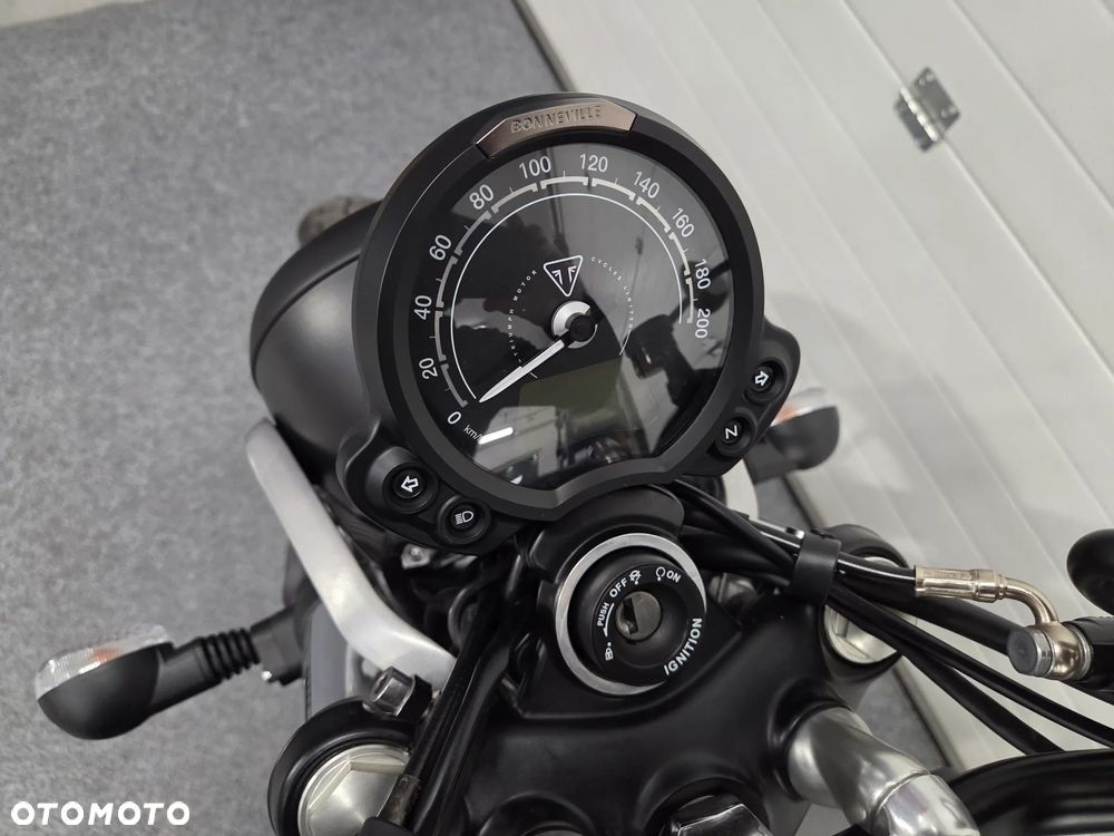 Triumph Street Twin - 12