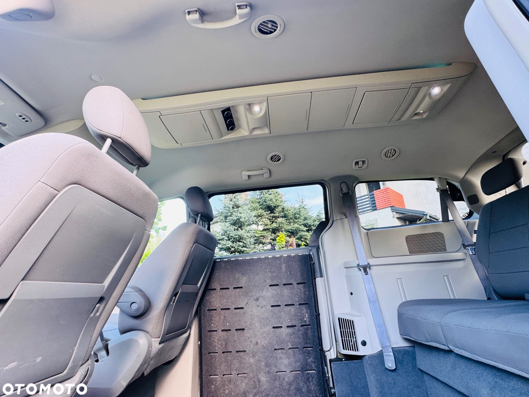 Dodge Caravan - 29