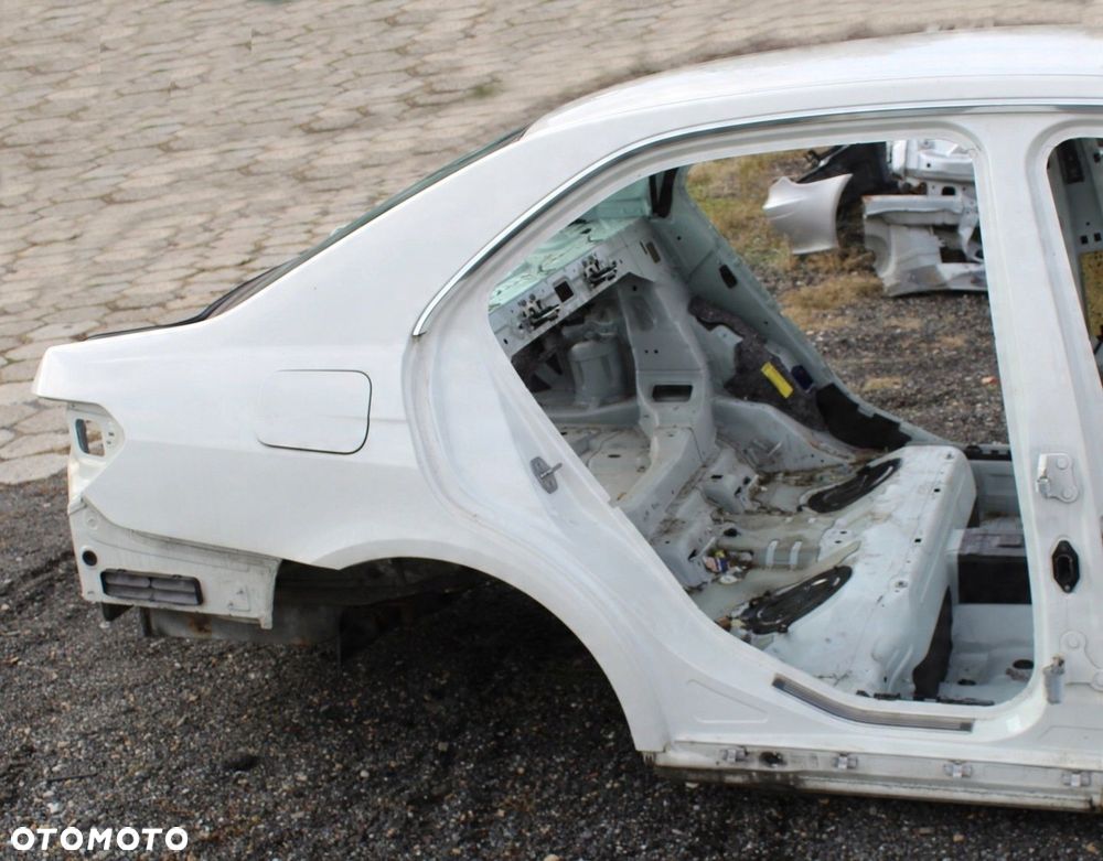 ĆWIARTKA BŁOTNIK TYŁ MERCEDES W212 650 - 2