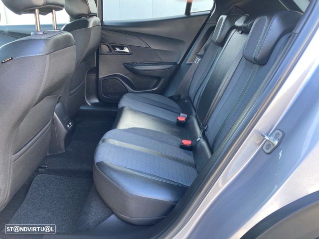 Peugeot 2008 BlueHDi 130 EAT8 Allure - 32