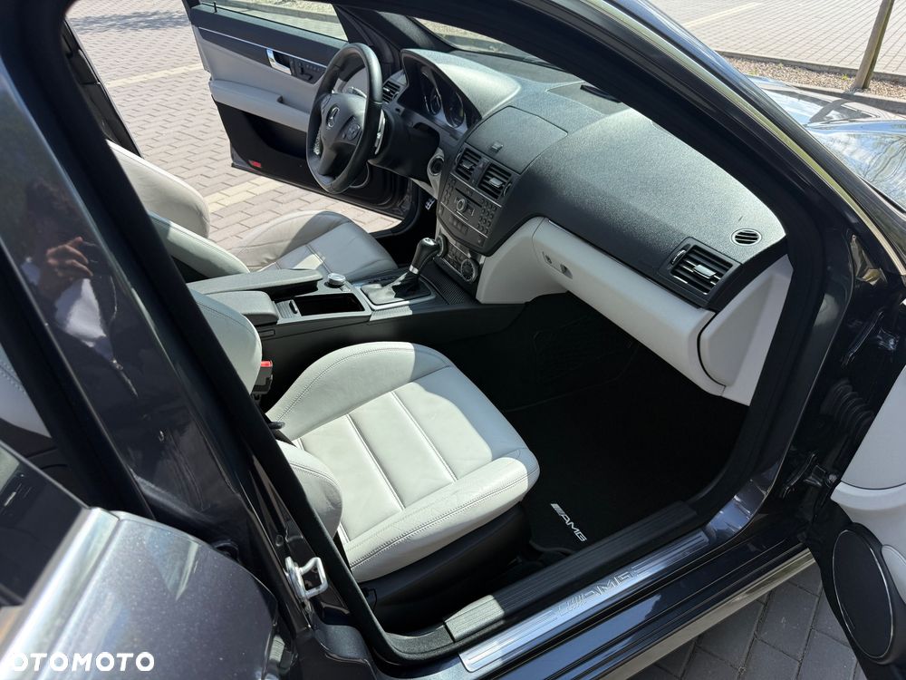 Mercedes-Benz Klasa C 63 AMG 7G-TRONIC SPORT EDITION - 25