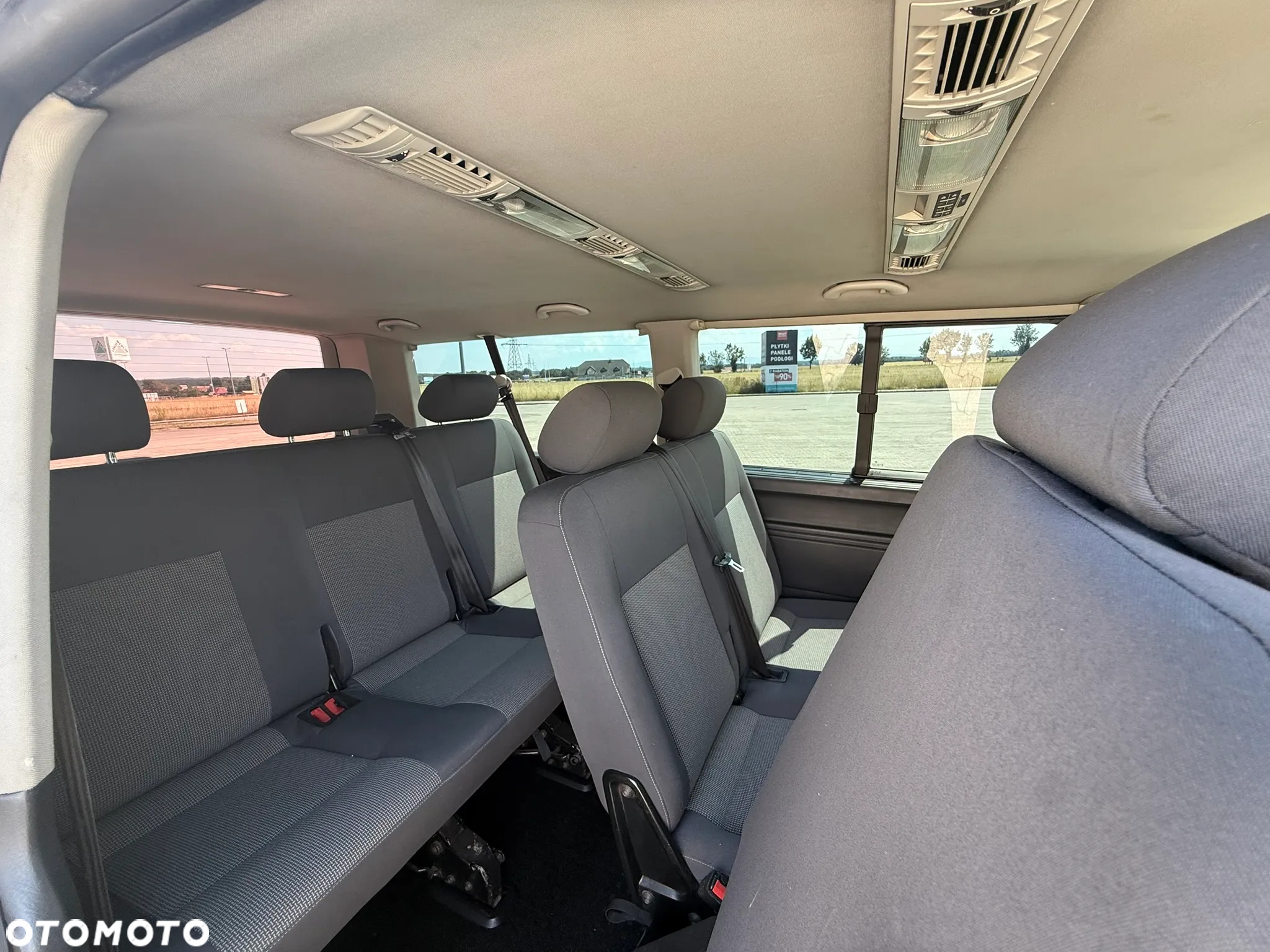 Volkswagen Caravelle - 10