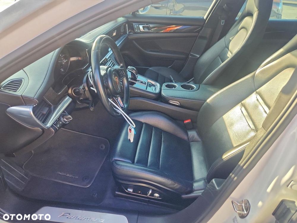 Porsche Panamera 4 - 8