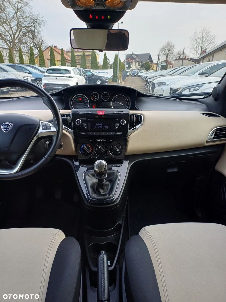 Lancia Ypsilon 1.2 8V Platino (4 os.) - 17
