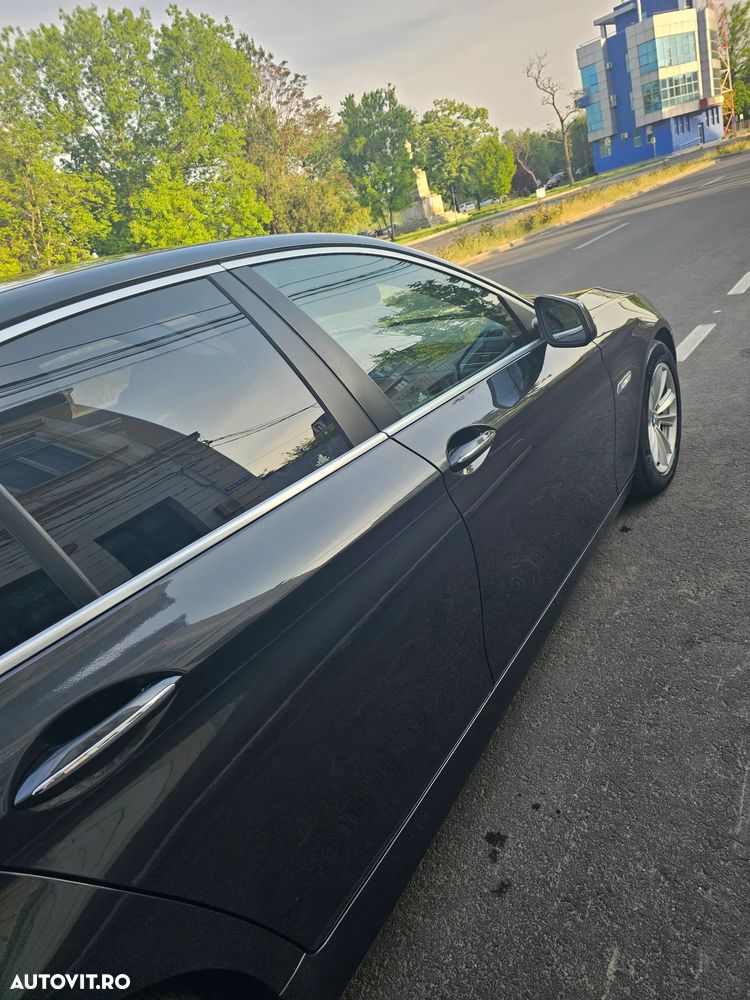 BMW Seria 5 525d xDrive - 14