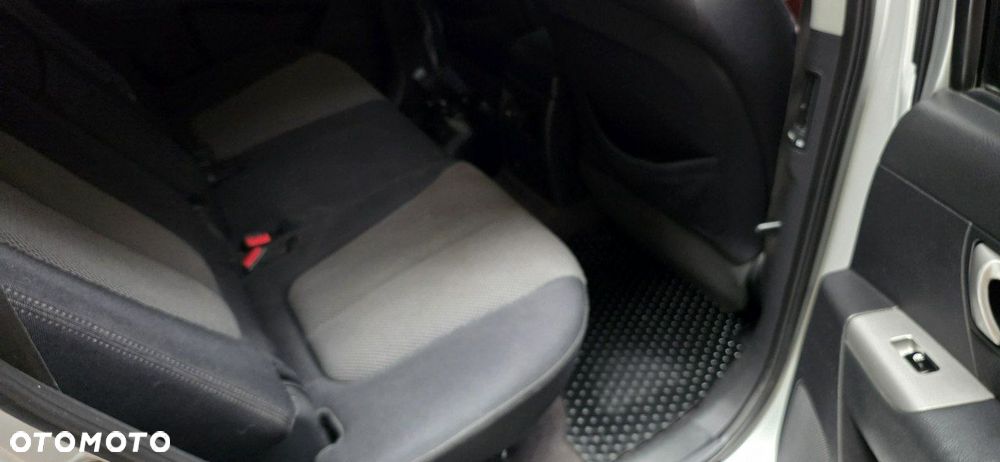 Hyundai Grand Santa Fe - 13