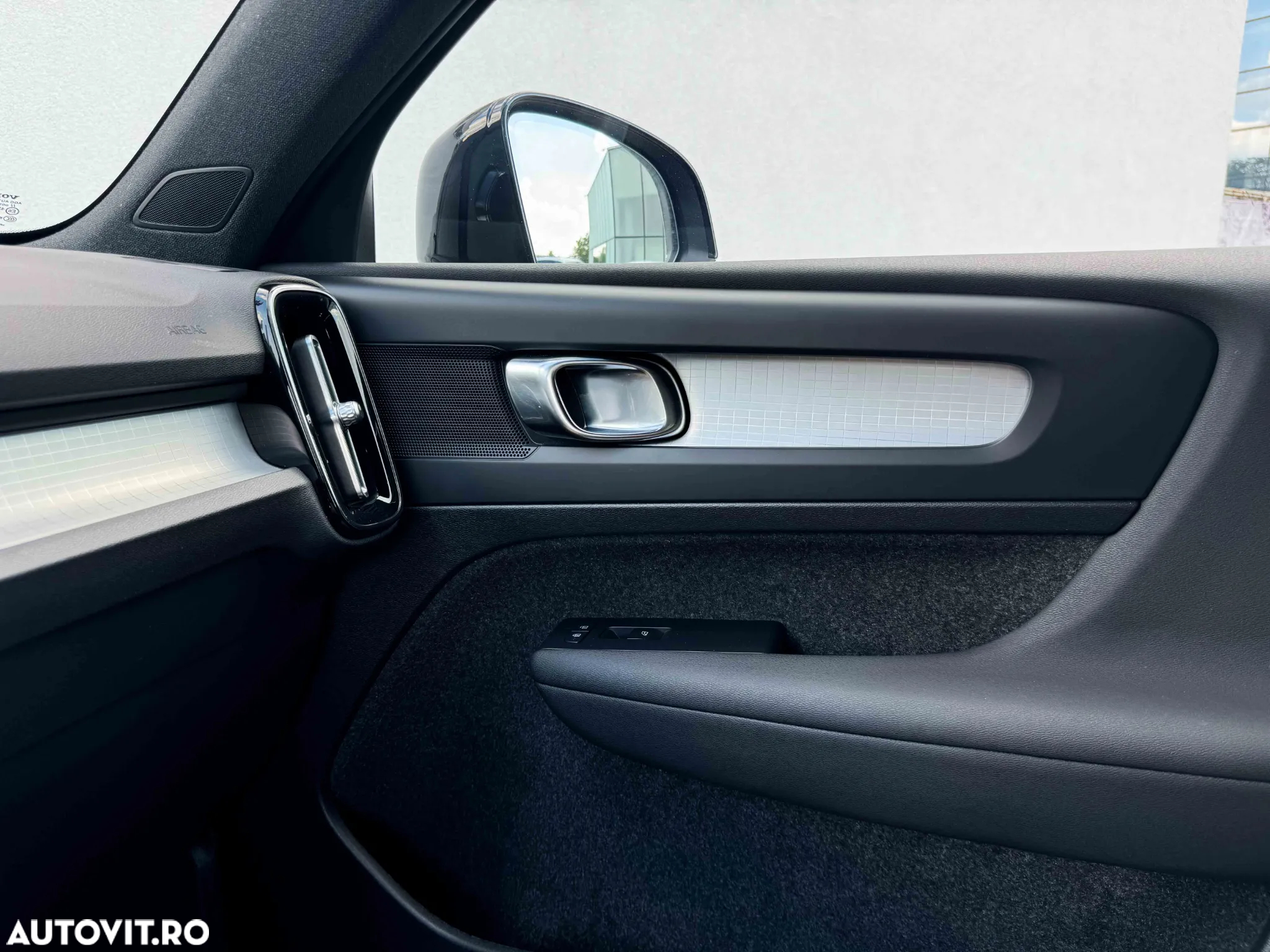 Volvo XC 40 B4 AT8 AWD Mild Hybrid Momentum Pro - 33