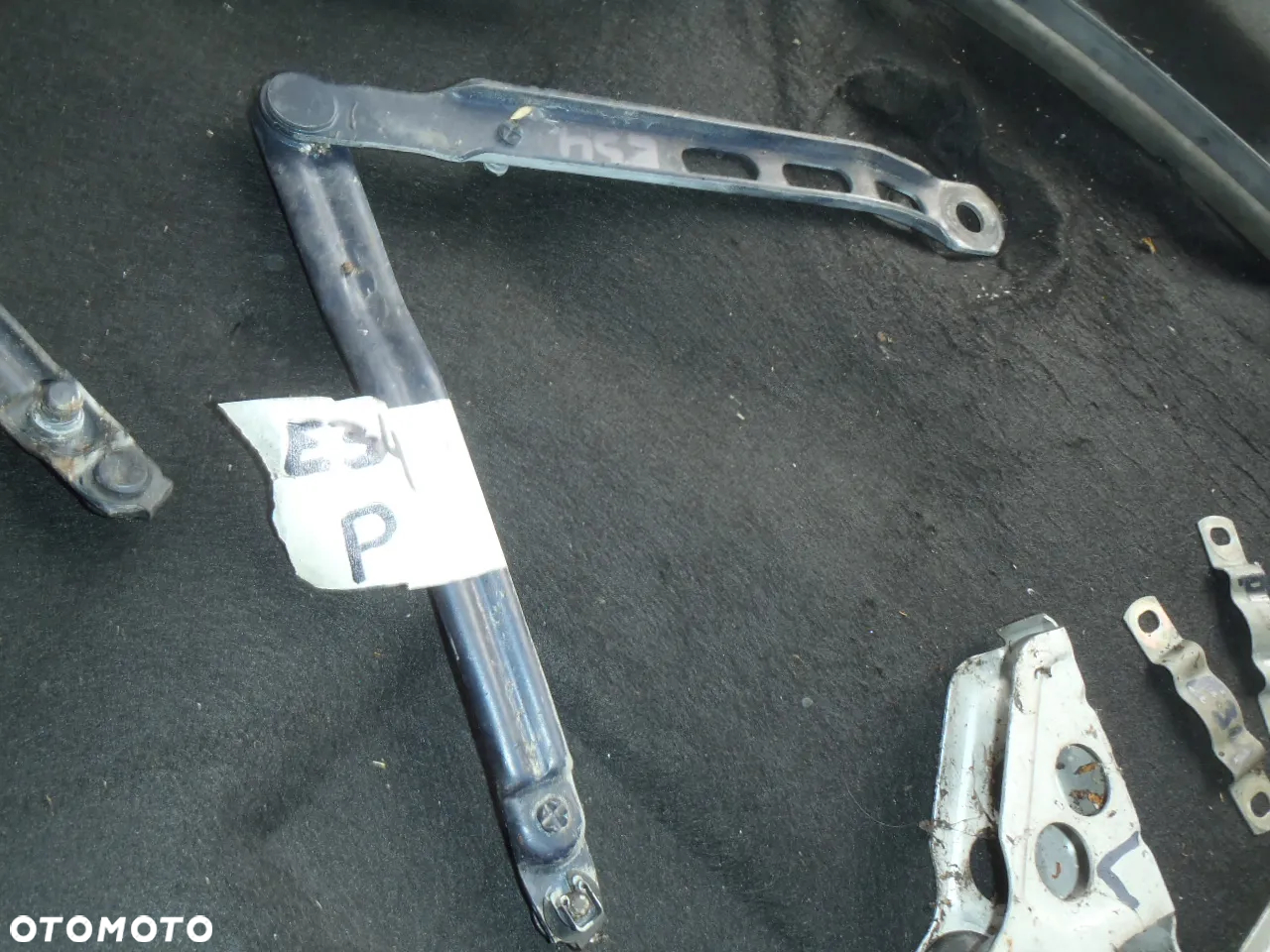 zawias rolka zamek logo uszczelka wyciszenie z maski spryskiwacz  bmw e34 bez rdzy - 7