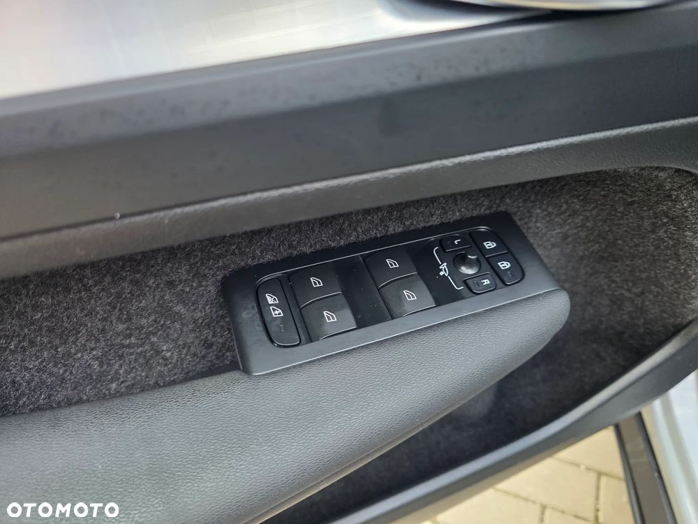 Volvo XC 40 B3 Plus Dark - 10