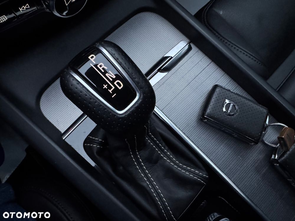 Volvo XC 60 D4 AWD Geartronic RDesign - 30