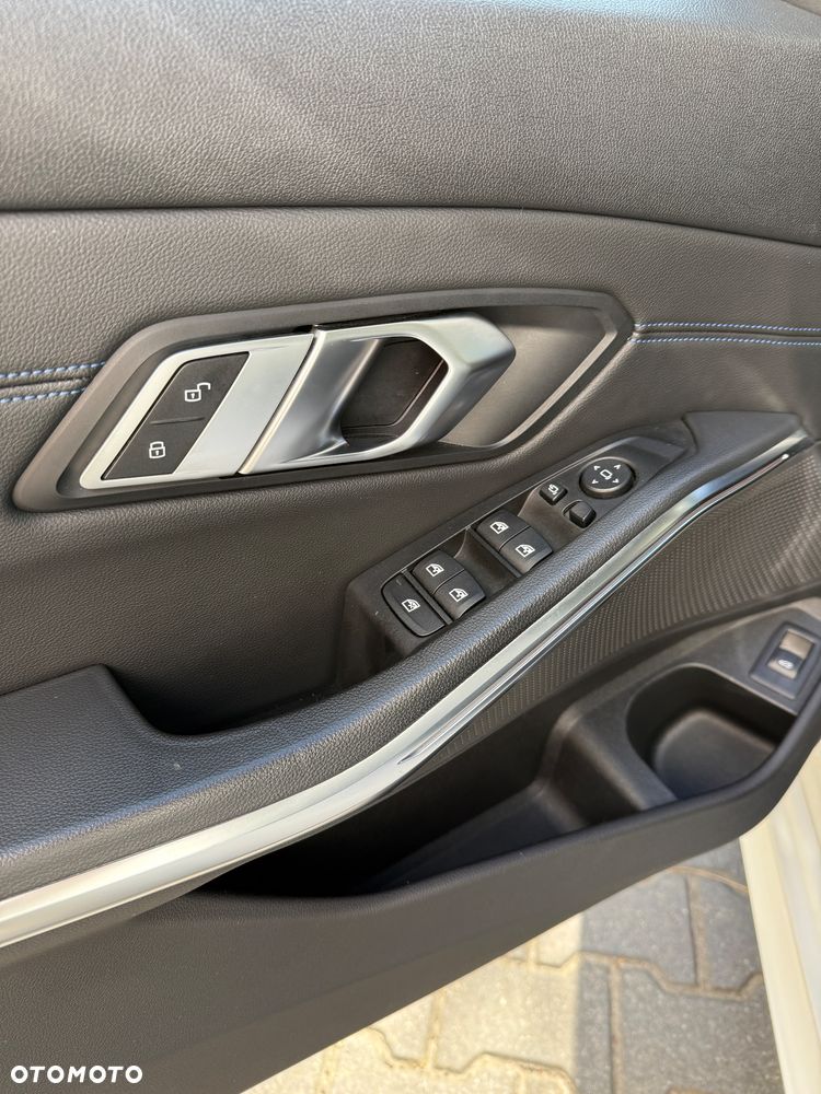 BMW Seria 3 320d xDrive M Sport - 16