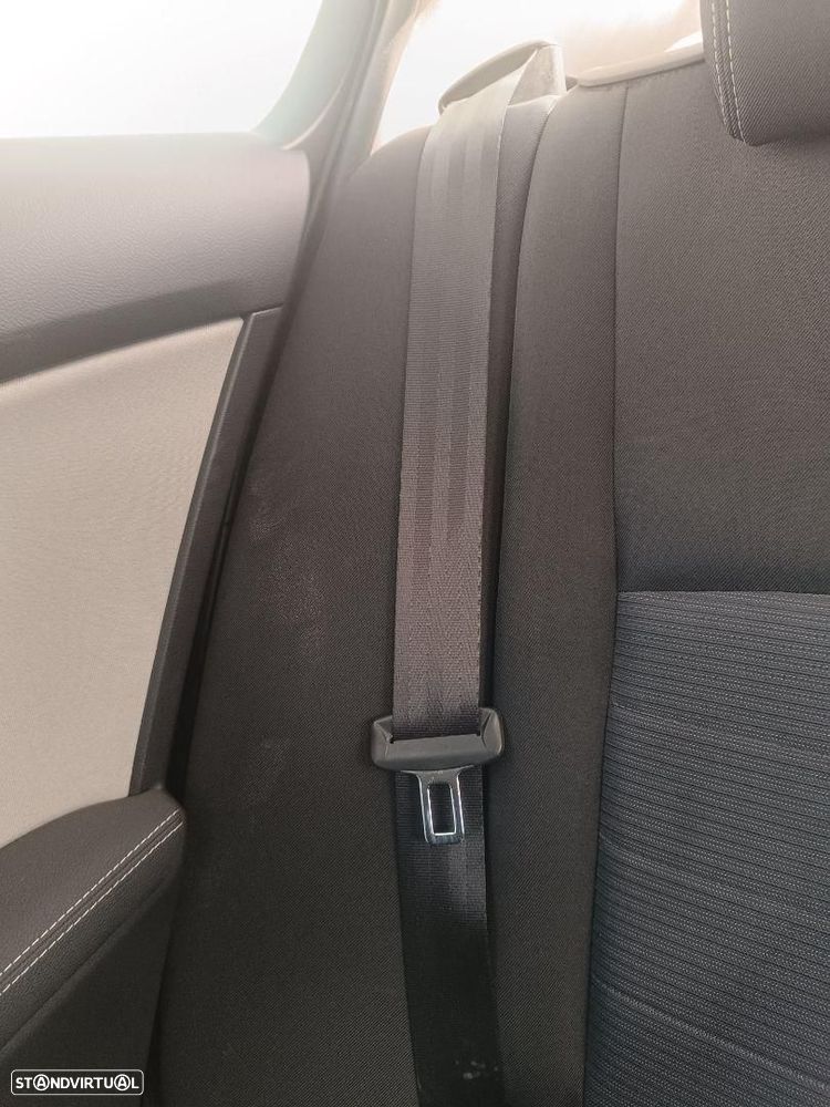 CINTO DE SEGURANÇA TRASEIRO DIREITO TOYOTA AVENSIS T27 - 1