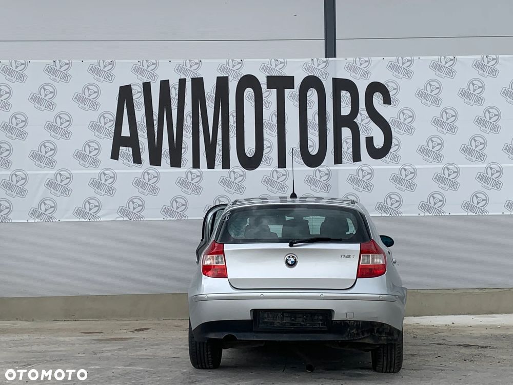 BMW 116 E87 2005 *SAMOCHÓD NA CZĘŚCI* 1659 MASKA, LAMPA, DRZWI, LUSTERKO, ZDERZAK, GRILL, BŁOTNIK, KLAPA, BELKA, DESKA, FOTELE, KANAPA, ĆWIARTKA KIEROWNICA, TARCZE, ZACISKI, ZAWIESZENIE, KOMPLETNY PRZÓD, KOMPLETNY TYŁ, LICZNIK, ZEGARY, PRAWE LEWE PRZÓD TYŁ - 4