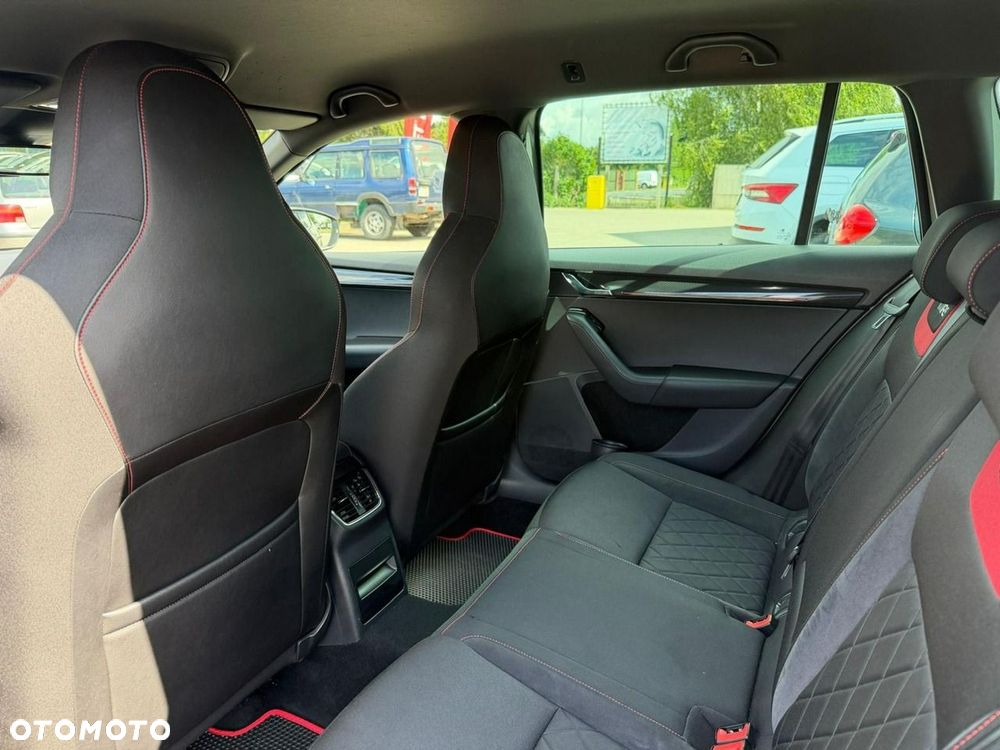 Skoda Octavia 2.0 TDI DSG RS - 25
