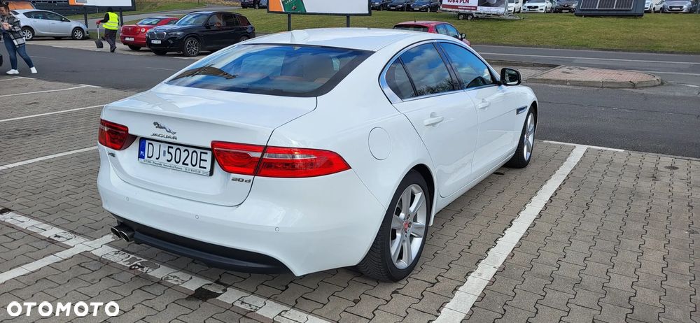 Jaguar XE 2.0 D Prestige - 4