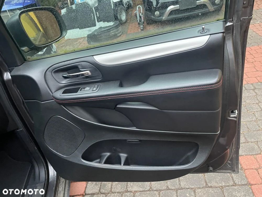 Dodge Grand Caravan - 21